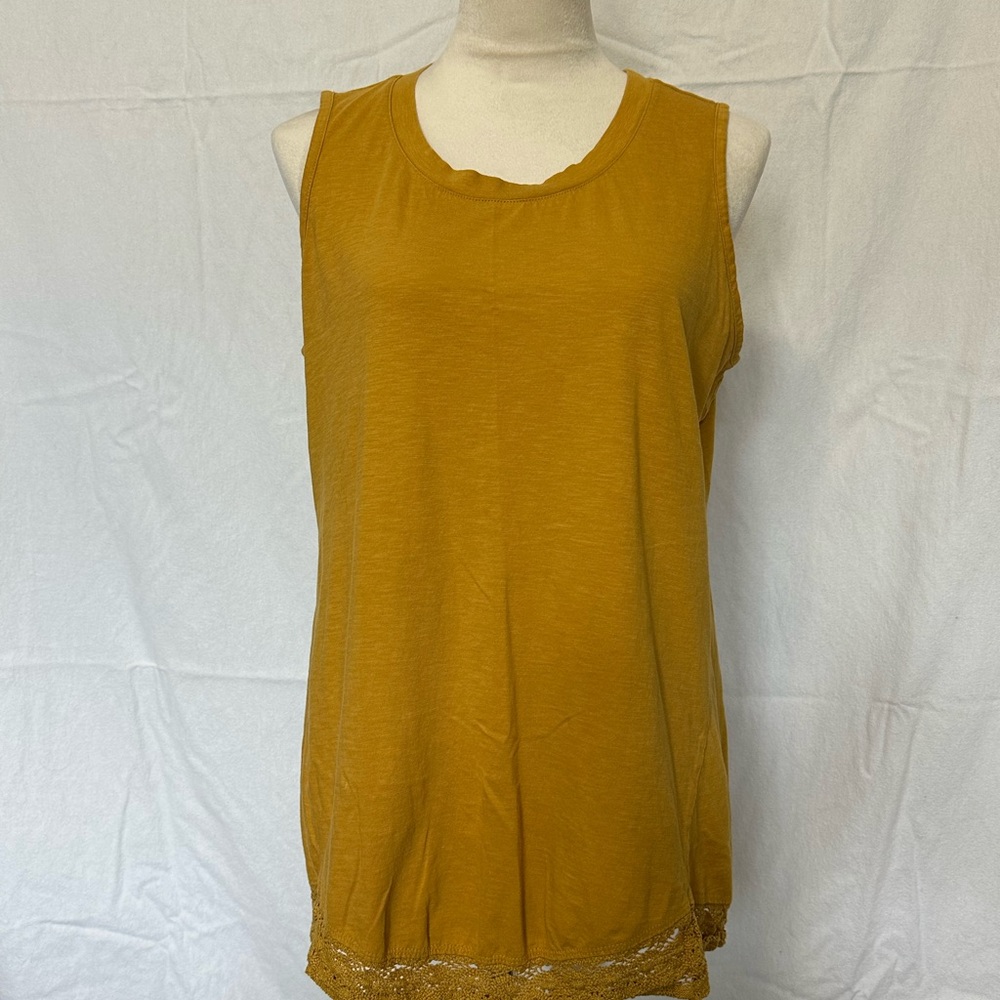 Cotton tank with lace trim detail